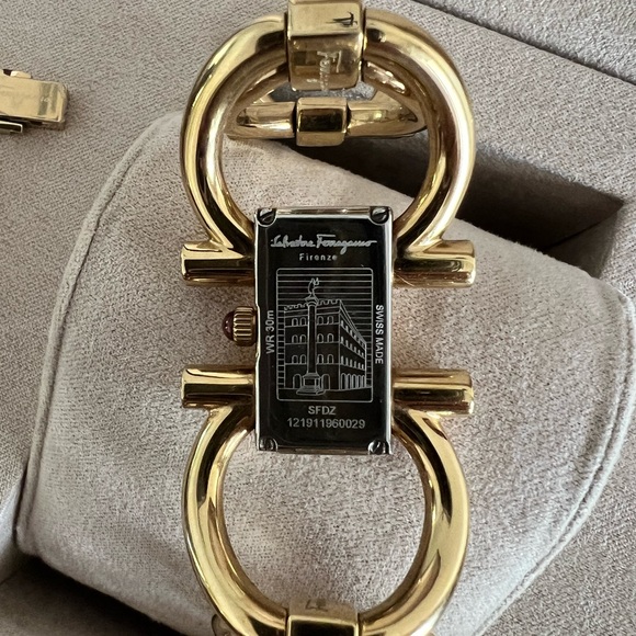 Ferragamo watch from the Double Gancini collection. Comes with box and dust bag - Picture 8 of 10